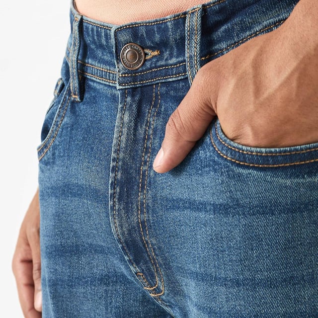 Experience quality and comfort with these Lee Cooper jeans. Crafted from a blend of cotton and elastane, they are durable and flexible. The classic plain design, mid-rise waist, and slim fit make them a versatile choice for any modern man's wardrobe.

32" Inside Leg.