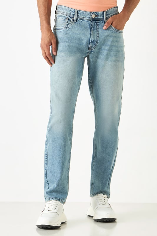 Experience quality and comfort with these Lee Cooper jeans. Crafted from a blend of cotton and elastane, they are durable and flexible. The classic plain design, mid-rise waist, and slim fit make them a versatile choice for any modern man's wardrobe.

32" Inside Leg.
