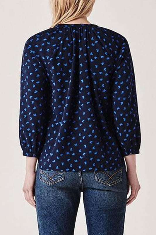 Introduce your week-to-weekend wardrobe to the 'Marigold' top in a pretty bird print. Detailed with a mandarin collar and feminine bracelet sleeves, this floaty blouse will look equally stylish worn with jeans or a skirt. A 'wear-anywhere' number you'll come back to all season
Soft Polyester Fabric
V-Neck
27" Shoulder to Hem
Long Sleeve
Sizing: As expected
Fit: Relaxed
These are end of line ex Crew Clothing and may not be in original packaging.