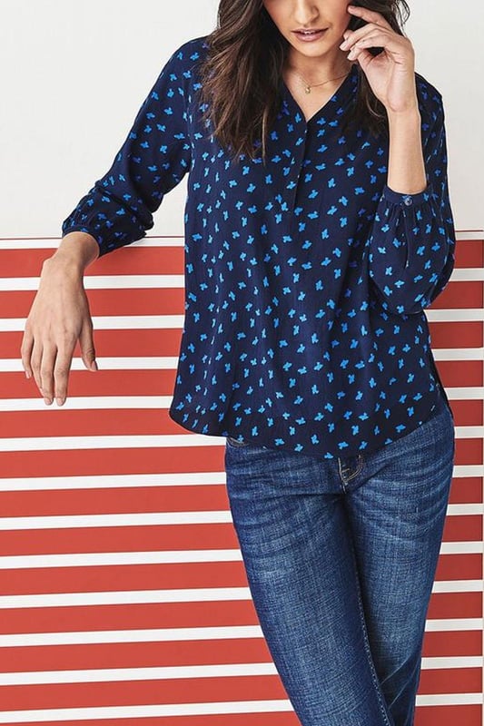 Introduce your week-to-weekend wardrobe to the 'Marigold' top in a pretty bird print. Detailed with a mandarin collar and feminine bracelet sleeves, this floaty blouse will look equally stylish worn with jeans or a skirt. A 'wear-anywhere' number you'll come back to all season
Soft Polyester Fabric
V-Neck
27" Shoulder to Hem
Long Sleeve
Sizing: As expected
Fit: Relaxed
These are end of line ex Crew Clothing and may not be in original packaging.