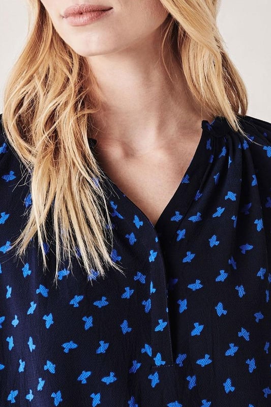 Introduce your week-to-weekend wardrobe to the 'Marigold' top in a pretty bird print. Detailed with a mandarin collar and feminine bracelet sleeves, this floaty blouse will look equally stylish worn with jeans or a skirt. A 'wear-anywhere' number you'll come back to all season
Soft Polyester Fabric
V-Neck
27" Shoulder to Hem
Long Sleeve
Sizing: As expected
Fit: Relaxed
These are end of line ex Crew Clothing and may not be in original packaging.