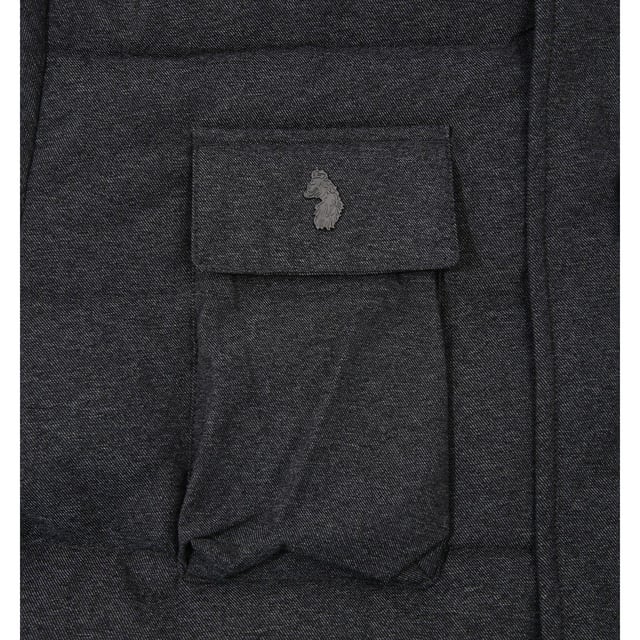 Materiaal: Polyester. Vulling: Lichtgewicht, Synthetisch. Stof: Nylonmix. Ontwerp: Eenvoudig. Stof Technologie: Weerbestendig. Merkknopen, Merkritstrekker. Halslijn: Kapitein. Mouwtype: Met lange mouwen. Manchet: Geribd, Storm-manchet. Kapkenmerken: Verstelbaar, Trekkoord. Geschikt: Regelmatig. Zakken: 3 borstzakken, 2 zijzakken. Sluiting: Verborgen, Drukknoopsluiting, Tweewegrits. S: 38 in. M: 40 in.
