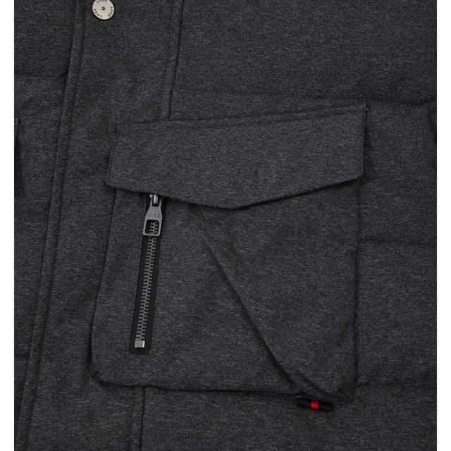 Materiaal: Polyester. Vulling: Lichtgewicht, Synthetisch. Stof: Nylonmix. Ontwerp: Eenvoudig. Stof Technologie: Weerbestendig. Merkknopen, Merkritstrekker. Halslijn: Kapitein. Mouwtype: Met lange mouwen. Manchet: Geribd, Storm-manchet. Kapkenmerken: Verstelbaar, Trekkoord. Geschikt: Regelmatig. Zakken: 3 borstzakken, 2 zijzakken. Sluiting: Verborgen, Drukknoopsluiting, Tweewegrits. S: 38 in. M: 40 in.