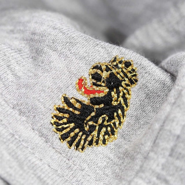 65% Katoen, 35% Polyester. Stof: Fleece. Ontwerp: Geborduurd logo. Zakken: 2 Zijzakken, 1 Achterzak, Rits. Taille: Elastisch, binnenkoord. Taps toelopend, Sierdetail. Pasvorm: Plus.