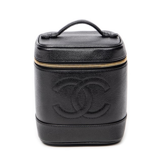 Chanel Bolsos CC Tall Vanity Case  Bolso en Negro Piel de becerro y Oro hardware. El producto esta en Excelentes Condiciones (A).
  Dimensiones: 15x12x17 cm 
  Accesorios incluidos: Sticker; Card
  
  BrandCo Paris encuentra artículos raros y en las mejores condiciones a precios increíbles. ¡Vale la pena tener paciencia! Compra con confianza: todos los artículos de BrandCo Paris son seleccionados y autenticados cuidadosamente por nuestro equipo de expertos.
  Todos los artículos vienen con un certificado de autenticidad y un embalaje entregado por BrandCo Paris.
  Tabla de clasificación de la condición del artículo
  N (como nuevo)
  AA (perfecto estado)
  A (excelente estado)
  AB (muy buen estado)
  B (bueno/regular)