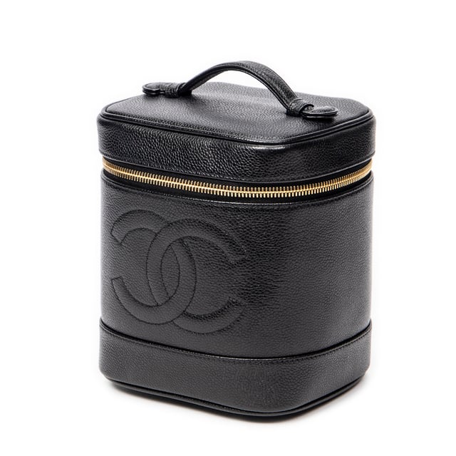 Chanel Bolsos CC Tall Vanity Case  Bolso en Negro Piel de becerro y Oro hardware. El producto esta en Excelentes Condiciones (A).
  Dimensiones: 15x12x17 cm 
  Accesorios incluidos: Sticker; Card
  
  BrandCo Paris encuentra artículos raros y en las mejores condiciones a precios increíbles. ¡Vale la pena tener paciencia! Compra con confianza: todos los artículos de BrandCo Paris son seleccionados y autenticados cuidadosamente por nuestro equipo de expertos.
  Todos los artículos vienen con un certificado de autenticidad y un embalaje entregado por BrandCo Paris.
  Tabla de clasificación de la condición del artículo
  N (como nuevo)
  AA (perfecto estado)
  A (excelente estado)
  AB (muy buen estado)
  B (bueno/regular)
