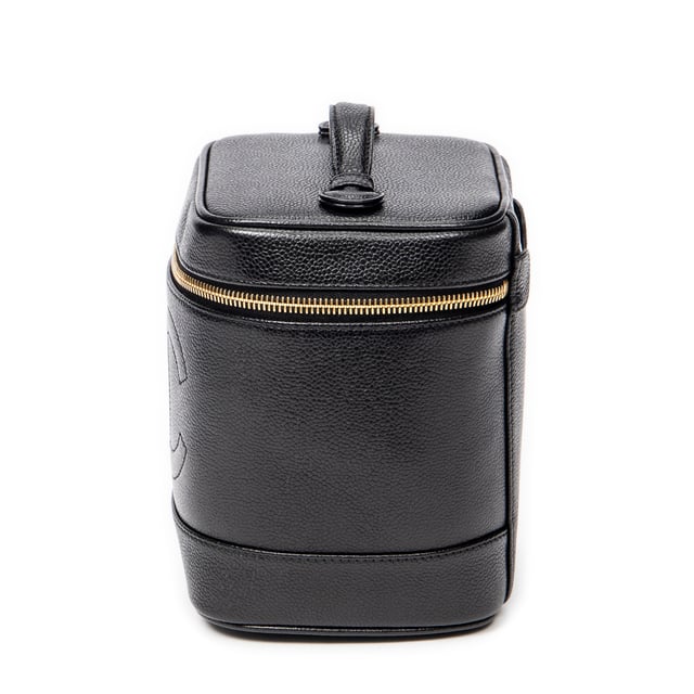 Chanel Bolsos CC Tall Vanity Case  Bolso en Negro Piel de becerro y Oro hardware. El producto esta en Excelentes Condiciones (A).
  Dimensiones: 15x12x17 cm 
  Accesorios incluidos: Sticker; Card
  
  BrandCo Paris encuentra artículos raros y en las mejores condiciones a precios increíbles. ¡Vale la pena tener paciencia! Compra con confianza: todos los artículos de BrandCo Paris son seleccionados y autenticados cuidadosamente por nuestro equipo de expertos.
  Todos los artículos vienen con un certificado de autenticidad y un embalaje entregado por BrandCo Paris.
  Tabla de clasificación de la condición del artículo
  N (como nuevo)
  AA (perfecto estado)
  A (excelente estado)
  AB (muy buen estado)
  B (bueno/regular)