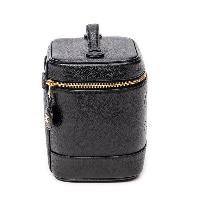 Chanel Bolsos CC Tall Vanity Case  Bolso en Negro Piel de becerro y Oro hardware. El producto esta en Excelentes Condiciones (A).
  Dimensiones: 15x12x17 cm 
  Accesorios incluidos: Sticker; Card
  
  BrandCo Paris encuentra artículos raros y en las mejores condiciones a precios increíbles. ¡Vale la pena tener paciencia! Compra con confianza: todos los artículos de BrandCo Paris son seleccionados y autenticados cuidadosamente por nuestro equipo de expertos.
  Todos los artículos vienen con un certificado de autenticidad y un embalaje entregado por BrandCo Paris.
  Tabla de clasificación de la condición del artículo
  N (como nuevo)
  AA (perfecto estado)
  A (excelente estado)
  AB (muy buen estado)
  B (bueno/regular)