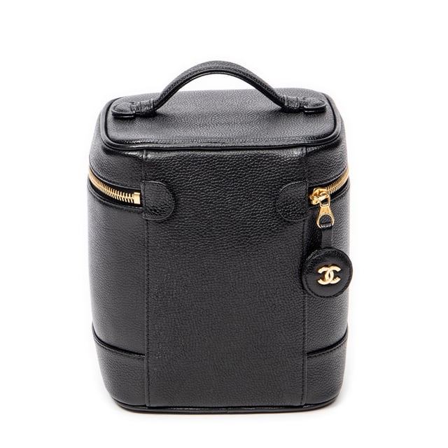 Chanel Bolsos CC Tall Vanity Case  Bolso en Negro Piel de becerro y Oro hardware. El producto esta en Excelentes Condiciones (A).
  Dimensiones: 15x12x17 cm 
  Accesorios incluidos: Sticker; Card
  
  BrandCo Paris encuentra artículos raros y en las mejores condiciones a precios increíbles. ¡Vale la pena tener paciencia! Compra con confianza: todos los artículos de BrandCo Paris son seleccionados y autenticados cuidadosamente por nuestro equipo de expertos.
  Todos los artículos vienen con un certificado de autenticidad y un embalaje entregado por BrandCo Paris.
  Tabla de clasificación de la condición del artículo
  N (como nuevo)
  AA (perfecto estado)
  A (excelente estado)
  AB (muy buen estado)
  B (bueno/regular)