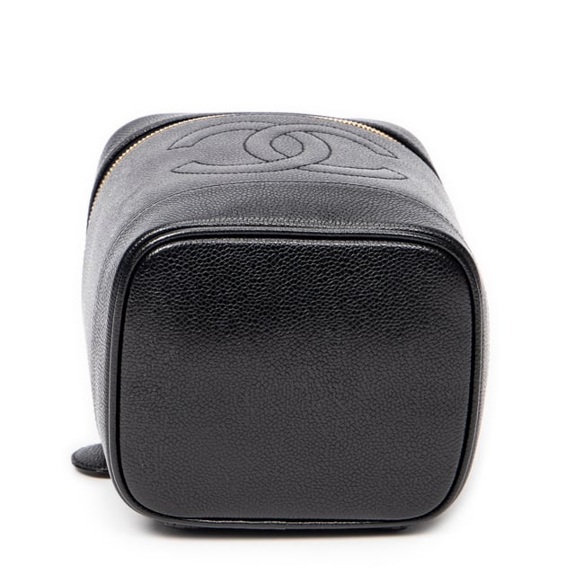 Chanel Bolsos CC Tall Vanity Case  Bolso en Negro Piel de becerro y Oro hardware. El producto esta en Excelentes Condiciones (A).
  Dimensiones: 15x12x17 cm 
  Accesorios incluidos: Sticker; Card
  
  BrandCo Paris encuentra artículos raros y en las mejores condiciones a precios increíbles. ¡Vale la pena tener paciencia! Compra con confianza: todos los artículos de BrandCo Paris son seleccionados y autenticados cuidadosamente por nuestro equipo de expertos.
  Todos los artículos vienen con un certificado de autenticidad y un embalaje entregado por BrandCo Paris.
  Tabla de clasificación de la condición del artículo
  N (como nuevo)
  AA (perfecto estado)
  A (excelente estado)
  AB (muy buen estado)
  B (bueno/regular)
