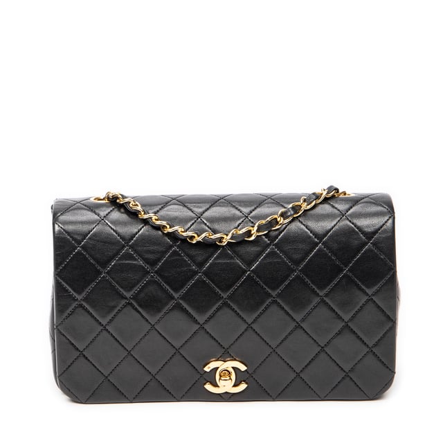 Chanel Bolsos Mademoiselle Full Flap  Bolso de hombro en Negro Piel de becerro y Oro hardware. El producto esta en Excelentes Condiciones (A).
  Dimensiones: 23x14x6 cm 
  Accesorios incluidos: Sticker; Card
  Notas de Interior: Ligeros rasguños en el forro
  BrandCo Paris encuentra artículos raros y en las mejores condiciones a precios increíbles. ¡Vale la pena tener paciencia! Compra con confianza: todos los artículos de BrandCo Paris son seleccionados y autenticados cuidadosamente por nuestro equipo de expertos.
  Todos los artículos vienen con un certificado de autenticidad y un embalaje entregado por BrandCo Paris.
  Tabla de clasificación de la condición del artículo
  N (como nuevo)
  AA (perfecto estado)
  A (excelente estado)
  AB (muy buen estado)
  B (bueno/regular)