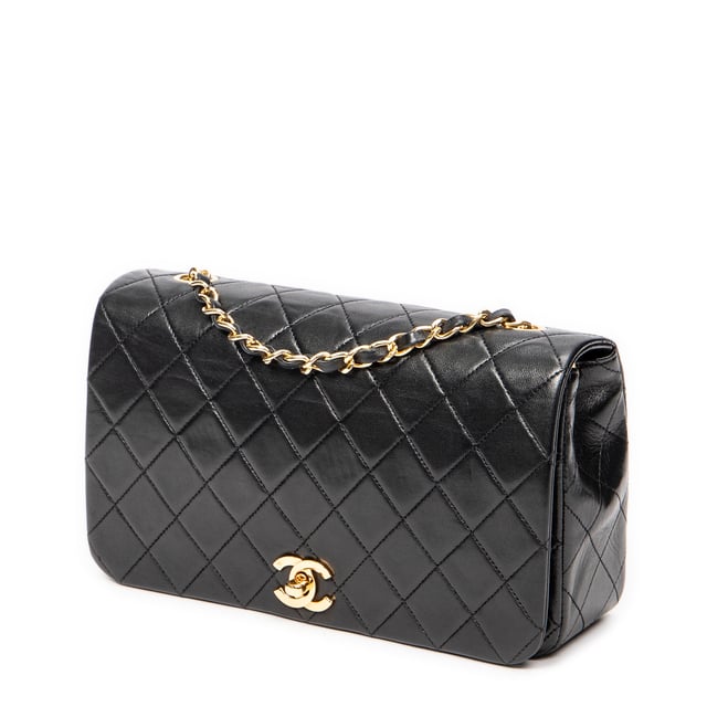 Chanel Bolsos Mademoiselle Full Flap  Bolso de hombro en Negro Piel de becerro y Oro hardware. El producto esta en Excelentes Condiciones (A).
  Dimensiones: 23x14x6 cm 
  Accesorios incluidos: Sticker; Card
  Notas de Interior: Ligeros rasguños en el forro
  BrandCo Paris encuentra artículos raros y en las mejores condiciones a precios increíbles. ¡Vale la pena tener paciencia! Compra con confianza: todos los artículos de BrandCo Paris son seleccionados y autenticados cuidadosamente por nuestro equipo de expertos.
  Todos los artículos vienen con un certificado de autenticidad y un embalaje entregado por BrandCo Paris.
  Tabla de clasificación de la condición del artículo
  N (como nuevo)
  AA (perfecto estado)
  A (excelente estado)
  AB (muy buen estado)
  B (bueno/regular)