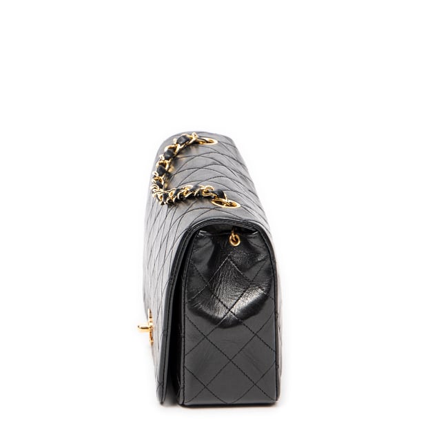 Chanel Bolsos Mademoiselle Full Flap  Bolso de hombro en Negro Piel de becerro y Oro hardware. El producto esta en Excelentes Condiciones (A).
  Dimensiones: 23x14x6 cm 
  Accesorios incluidos: Sticker; Card
  Notas de Interior: Ligeros rasguños en el forro
  BrandCo Paris encuentra artículos raros y en las mejores condiciones a precios increíbles. ¡Vale la pena tener paciencia! Compra con confianza: todos los artículos de BrandCo Paris son seleccionados y autenticados cuidadosamente por nuestro equipo de expertos.
  Todos los artículos vienen con un certificado de autenticidad y un embalaje entregado por BrandCo Paris.
  Tabla de clasificación de la condición del artículo
  N (como nuevo)
  AA (perfecto estado)
  A (excelente estado)
  AB (muy buen estado)
  B (bueno/regular)