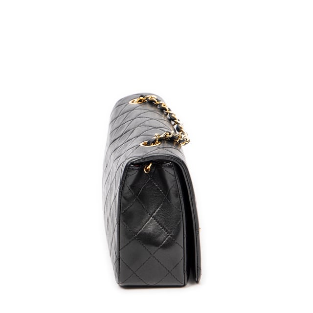 Chanel Bolsos Mademoiselle Full Flap  Bolso de hombro en Negro Piel de becerro y Oro hardware. El producto esta en Excelentes Condiciones (A).
  Dimensiones: 23x14x6 cm 
  Accesorios incluidos: Sticker; Card
  Notas de Interior: Ligeros rasguños en el forro
  BrandCo Paris encuentra artículos raros y en las mejores condiciones a precios increíbles. ¡Vale la pena tener paciencia! Compra con confianza: todos los artículos de BrandCo Paris son seleccionados y autenticados cuidadosamente por nuestro equipo de expertos.
  Todos los artículos vienen con un certificado de autenticidad y un embalaje entregado por BrandCo Paris.
  Tabla de clasificación de la condición del artículo
  N (como nuevo)
  AA (perfecto estado)
  A (excelente estado)
  AB (muy buen estado)
  B (bueno/regular)