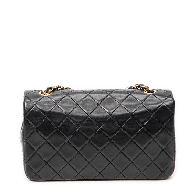 Chanel Bolsos Mademoiselle Full Flap  Bolso de hombro en Negro Piel de becerro y Oro hardware. El producto esta en Excelentes Condiciones (A).
  Dimensiones: 23x14x6 cm 
  Accesorios incluidos: Sticker; Card
  Notas de Interior: Ligeros rasguños en el forro
  BrandCo Paris encuentra artículos raros y en las mejores condiciones a precios increíbles. ¡Vale la pena tener paciencia! Compra con confianza: todos los artículos de BrandCo Paris son seleccionados y autenticados cuidadosamente por nuestro equipo de expertos.
  Todos los artículos vienen con un certificado de autenticidad y un embalaje entregado por BrandCo Paris.
  Tabla de clasificación de la condición del artículo
  N (como nuevo)
  AA (perfecto estado)
  A (excelente estado)
  AB (muy buen estado)
  B (bueno/regular)