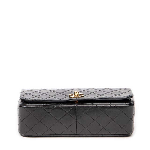 Chanel Bolsos Mademoiselle Full Flap  Bolso de hombro en Negro Piel de becerro y Oro hardware. El producto esta en Excelentes Condiciones (A).
  Dimensiones: 23x14x6 cm 
  Accesorios incluidos: Sticker; Card
  Notas de Interior: Ligeros rasguños en el forro
  BrandCo Paris encuentra artículos raros y en las mejores condiciones a precios increíbles. ¡Vale la pena tener paciencia! Compra con confianza: todos los artículos de BrandCo Paris son seleccionados y autenticados cuidadosamente por nuestro equipo de expertos.
  Todos los artículos vienen con un certificado de autenticidad y un embalaje entregado por BrandCo Paris.
  Tabla de clasificación de la condición del artículo
  N (como nuevo)
  AA (perfecto estado)
  A (excelente estado)
  AB (muy buen estado)
  B (bueno/regular)