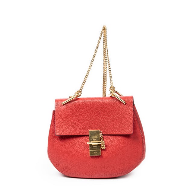 Chloé Bolsos Small Drew  Bolso de hombro en Rojo Piel de becerro y Oro hardware. El producto esta en Excelentes Condiciones (A).
  Dimensiones: 23x20x7 cm 
  Accesorios incluidos: Card
  
  BrandCo Paris encuentra artículos raros y en las mejores condiciones a precios increíbles. ¡Vale la pena tener paciencia! Compra con confianza: todos los artículos de BrandCo Paris son seleccionados y autenticados cuidadosamente por nuestro equipo de expertos.
  Todos los artículos vienen con un certificado de autenticidad y un embalaje entregado por BrandCo Paris.
  Tabla de clasificación de la condición del artículo
  N (como nuevo)
  AA (perfecto estado)
  A (excelente estado)
  AB (muy buen estado)
  B (bueno/regular)