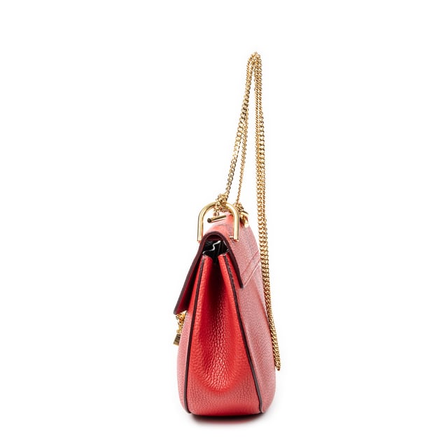 Chloé Bolsos Small Drew  Bolso de hombro en Rojo Piel de becerro y Oro hardware. El producto esta en Excelentes Condiciones (A).
  Dimensiones: 23x20x7 cm 
  Accesorios incluidos: Card
  
  BrandCo Paris encuentra artículos raros y en las mejores condiciones a precios increíbles. ¡Vale la pena tener paciencia! Compra con confianza: todos los artículos de BrandCo Paris son seleccionados y autenticados cuidadosamente por nuestro equipo de expertos.
  Todos los artículos vienen con un certificado de autenticidad y un embalaje entregado por BrandCo Paris.
  Tabla de clasificación de la condición del artículo
  N (como nuevo)
  AA (perfecto estado)
  A (excelente estado)
  AB (muy buen estado)
  B (bueno/regular)