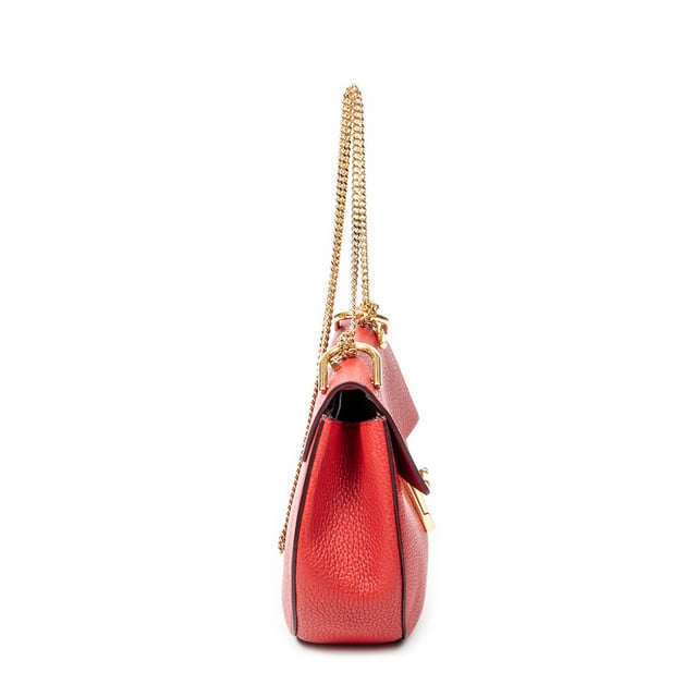 Chloé Bolsos Small Drew  Bolso de hombro en Rojo Piel de becerro y Oro hardware. El producto esta en Excelentes Condiciones (A).
  Dimensiones: 23x20x7 cm 
  Accesorios incluidos: Card
  
  BrandCo Paris encuentra artículos raros y en las mejores condiciones a precios increíbles. ¡Vale la pena tener paciencia! Compra con confianza: todos los artículos de BrandCo Paris son seleccionados y autenticados cuidadosamente por nuestro equipo de expertos.
  Todos los artículos vienen con un certificado de autenticidad y un embalaje entregado por BrandCo Paris.
  Tabla de clasificación de la condición del artículo
  N (como nuevo)
  AA (perfecto estado)
  A (excelente estado)
  AB (muy buen estado)
  B (bueno/regular)