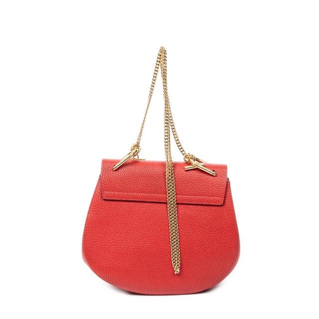 Chloé Bolsos Small Drew  Bolso de hombro en Rojo Piel de becerro y Oro hardware. El producto esta en Excelentes Condiciones (A).
  Dimensiones: 23x20x7 cm 
  Accesorios incluidos: Card
  
  BrandCo Paris encuentra artículos raros y en las mejores condiciones a precios increíbles. ¡Vale la pena tener paciencia! Compra con confianza: todos los artículos de BrandCo Paris son seleccionados y autenticados cuidadosamente por nuestro equipo de expertos.
  Todos los artículos vienen con un certificado de autenticidad y un embalaje entregado por BrandCo Paris.
  Tabla de clasificación de la condición del artículo
  N (como nuevo)
  AA (perfecto estado)
  A (excelente estado)
  AB (muy buen estado)
  B (bueno/regular)