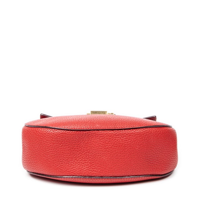Chloé Bolsos Small Drew  Bolso de hombro en Rojo Piel de becerro y Oro hardware. El producto esta en Excelentes Condiciones (A).
  Dimensiones: 23x20x7 cm 
  Accesorios incluidos: Card
  
  BrandCo Paris encuentra artículos raros y en las mejores condiciones a precios increíbles. ¡Vale la pena tener paciencia! Compra con confianza: todos los artículos de BrandCo Paris son seleccionados y autenticados cuidadosamente por nuestro equipo de expertos.
  Todos los artículos vienen con un certificado de autenticidad y un embalaje entregado por BrandCo Paris.
  Tabla de clasificación de la condición del artículo
  N (como nuevo)
  AA (perfecto estado)
  A (excelente estado)
  AB (muy buen estado)
  B (bueno/regular)