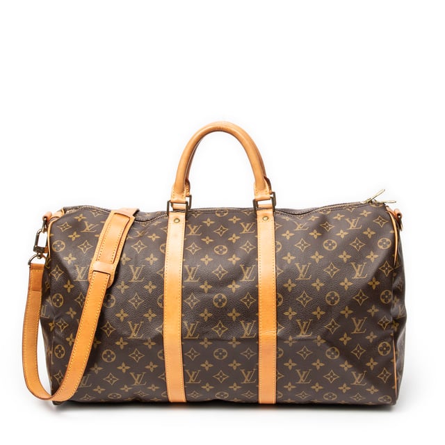 Louis Vuitton Bolsos Keepall Bandouliere 50 Bolsa de viaje en Marrón Lona recubierta y Latón dorado hardware. El producto esta en Muy Buenas Condiciones (AB).
  Dimensiones: 50x26x22 cm 
  Accesorios incluidos: Strap
  Notas de Exterior: Marcas de agua en vachetta
  BrandCo Paris encuentra artículos raros y en las mejores condiciones a precios increíbles. ¡Vale la pena tener paciencia! Compra con confianza: todos los artículos de BrandCo Paris son seleccionados y autenticados cuidadosamente por nuestro equipo de expertos.
  Todos los artículos vienen con un certificado de autenticidad y un embalaje entregado por BrandCo Paris.
  Tabla de clasificación de la condición del artículo
  N (como nuevo)
  AA (perfecto estado)
  A (excelente estado)
  AB (muy buen estado)
  B (bueno/regular)