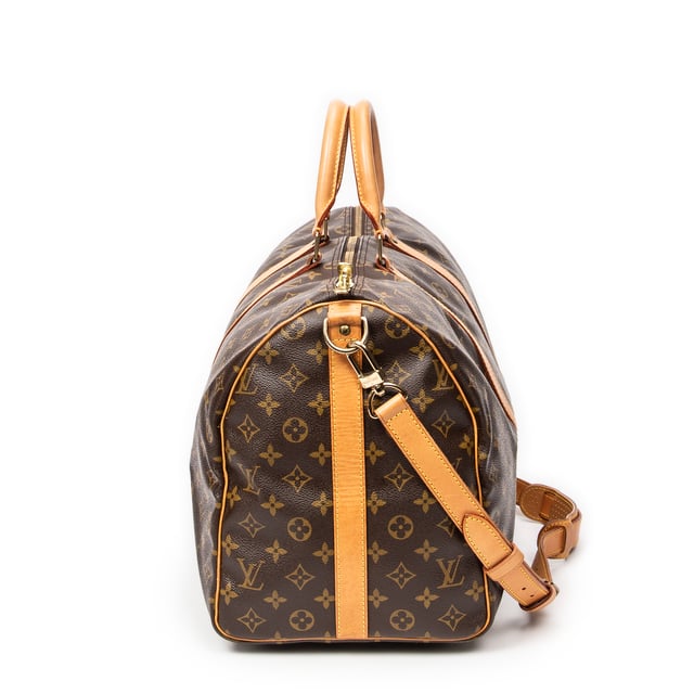 Louis Vuitton Bolsos Keepall Bandouliere 50 Bolsa de viaje en Marrón Lona recubierta y Latón dorado hardware. El producto esta en Muy Buenas Condiciones (AB).
  Dimensiones: 50x26x22 cm 
  Accesorios incluidos: Strap
  Notas de Exterior: Marcas de agua en vachetta
  BrandCo Paris encuentra artículos raros y en las mejores condiciones a precios increíbles. ¡Vale la pena tener paciencia! Compra con confianza: todos los artículos de BrandCo Paris son seleccionados y autenticados cuidadosamente por nuestro equipo de expertos.
  Todos los artículos vienen con un certificado de autenticidad y un embalaje entregado por BrandCo Paris.
  Tabla de clasificación de la condición del artículo
  N (como nuevo)
  AA (perfecto estado)
  A (excelente estado)
  AB (muy buen estado)
  B (bueno/regular)