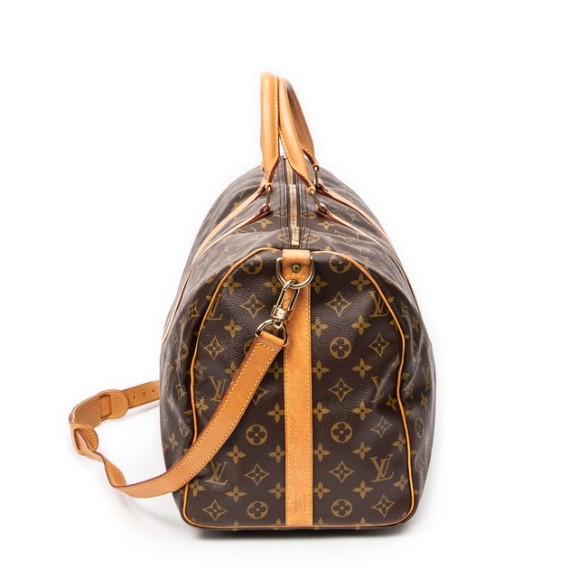 Louis Vuitton Bolsos Keepall Bandouliere 50 Bolsa de viaje en Marrón Lona recubierta y Latón dorado hardware. El producto esta en Muy Buenas Condiciones (AB).
  Dimensiones: 50x26x22 cm 
  Accesorios incluidos: Strap
  Notas de Exterior: Marcas de agua en vachetta
  BrandCo Paris encuentra artículos raros y en las mejores condiciones a precios increíbles. ¡Vale la pena tener paciencia! Compra con confianza: todos los artículos de BrandCo Paris son seleccionados y autenticados cuidadosamente por nuestro equipo de expertos.
  Todos los artículos vienen con un certificado de autenticidad y un embalaje entregado por BrandCo Paris.
  Tabla de clasificación de la condición del artículo
  N (como nuevo)
  AA (perfecto estado)
  A (excelente estado)
  AB (muy buen estado)
  B (bueno/regular)
