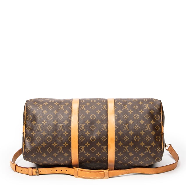 Louis Vuitton Bolsos Keepall Bandouliere 50 Bolsa de viaje en Marrón Lona recubierta y Latón dorado hardware. El producto esta en Muy Buenas Condiciones (AB).
  Dimensiones: 50x26x22 cm 
  Accesorios incluidos: Strap
  Notas de Exterior: Marcas de agua en vachetta
  BrandCo Paris encuentra artículos raros y en las mejores condiciones a precios increíbles. ¡Vale la pena tener paciencia! Compra con confianza: todos los artículos de BrandCo Paris son seleccionados y autenticados cuidadosamente por nuestro equipo de expertos.
  Todos los artículos vienen con un certificado de autenticidad y un embalaje entregado por BrandCo Paris.
  Tabla de clasificación de la condición del artículo
  N (como nuevo)
  AA (perfecto estado)
  A (excelente estado)
  AB (muy buen estado)
  B (bueno/regular)