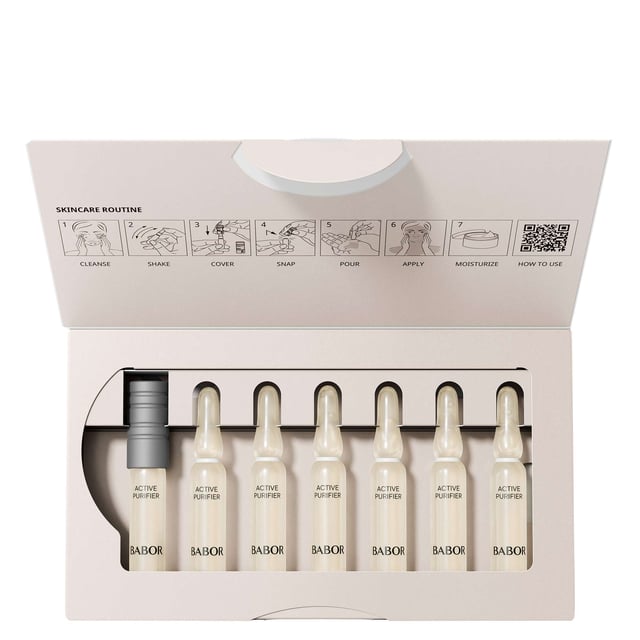 Entdecken Sie die Kraft der BABOR Active Purifier Ampullen, die speziell für fettige und zu Unreinheiten neigende Haut formuliert sind. Dieses 7er-Pack wirkt wie ein Wundermittel gegen Pickel und Glanz. Mit Teebaum- und Schieferöl bekämpfen diese Ampullen Unreinheiten und reduzieren die Fettigkeit. Erleben Sie in nur 7 Tagen klarere, matte Haut, während antibakterielle Eigenschaften Bakterien bekämpfen und überschüssigen Talg absorbieren. Angereichert mit Panthenol für die Hydratation fördert diese Lösung einen ausgewogenen Teint. Ideal für Ihre Hautpflegeroutine, nach der Reinigung auftragen, um sichtbare Ergebnisse zu erzielen.