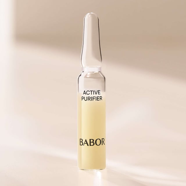 Entdecken Sie die Kraft der BABOR Active Purifier Ampullen, die speziell für fettige und zu Unreinheiten neigende Haut formuliert sind. Dieses 7er-Pack wirkt wie ein Wundermittel gegen Pickel und Glanz. Mit Teebaum- und Schieferöl bekämpfen diese Ampullen Unreinheiten und reduzieren die Fettigkeit. Erleben Sie in nur 7 Tagen klarere, matte Haut, während antibakterielle Eigenschaften Bakterien bekämpfen und überschüssigen Talg absorbieren. Angereichert mit Panthenol für die Hydratation fördert diese Lösung einen ausgewogenen Teint. Ideal für Ihre Hautpflegeroutine, nach der Reinigung auftragen, um sichtbare Ergebnisse zu erzielen.