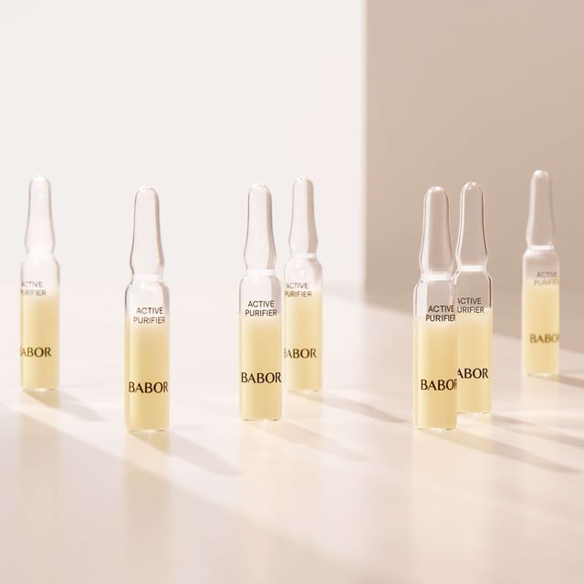 Entdecken Sie die Kraft der BABOR Active Purifier Ampullen, die speziell für fettige und zu Unreinheiten neigende Haut formuliert sind. Dieses 7er-Pack wirkt wie ein Wundermittel gegen Pickel und Glanz. Mit Teebaum- und Schieferöl bekämpfen diese Ampullen Unreinheiten und reduzieren die Fettigkeit. Erleben Sie in nur 7 Tagen klarere, matte Haut, während antibakterielle Eigenschaften Bakterien bekämpfen und überschüssigen Talg absorbieren. Angereichert mit Panthenol für die Hydratation fördert diese Lösung einen ausgewogenen Teint. Ideal für Ihre Hautpflegeroutine, nach der Reinigung auftragen, um sichtbare Ergebnisse zu erzielen.