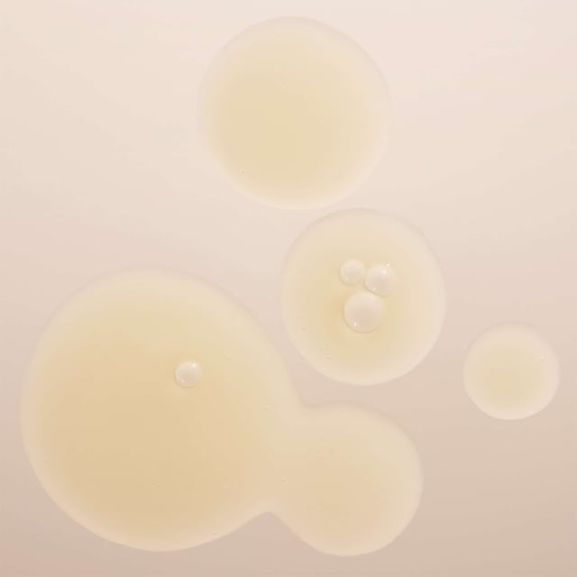 Entdecken Sie die Kraft der BABOR Active Purifier Ampullen, die speziell für fettige und zu Unreinheiten neigende Haut formuliert sind. Dieses 7er-Pack wirkt wie ein Wundermittel gegen Pickel und Glanz. Mit Teebaum- und Schieferöl bekämpfen diese Ampullen Unreinheiten und reduzieren die Fettigkeit. Erleben Sie in nur 7 Tagen klarere, matte Haut, während antibakterielle Eigenschaften Bakterien bekämpfen und überschüssigen Talg absorbieren. Angereichert mit Panthenol für die Hydratation fördert diese Lösung einen ausgewogenen Teint. Ideal für Ihre Hautpflegeroutine, nach der Reinigung auftragen, um sichtbare Ergebnisse zu erzielen.