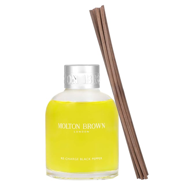 Molton Brown Re-Charge Black Pepper Aroma Reeds - Spicy Room Fragrance 150ml Elevate your space with the Molton Brown Re-Charge Black Pepper Aroma Reeds, a captivating spicy fragrance launched in 2015. This unique scent features invigorating top notes of black pepper, lemon, and ginger, complemented by aromatic middle notes of coriander, basil, and violet leaf. The rich base notes of vetiver, oakmoss, and ambergris create a warm, inviting atmosphere. Simply let the reeds absorb the scented oil and place them in a central location to enjoy the delightful aroma throughout your home. Molton Brown is a cruelty-free brand, proudly Leaping Bunny approved.