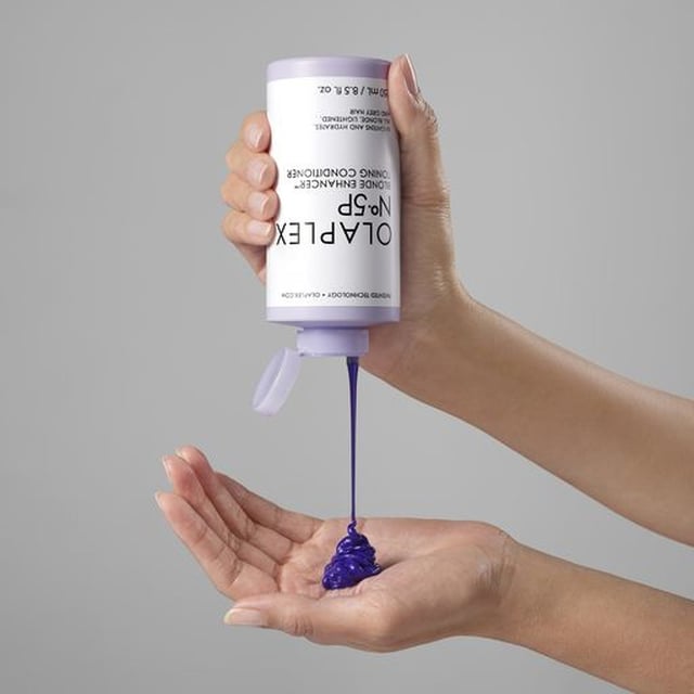 Revitalize your blonde, lightened, or grey hair with the Olaplex No 5P Blonde Enhancer Toning Conditioner. This moisturizing formula neutralizes brassiness and enhances brightness, leaving your hair manageable and radiant. Infused with OLAPLEX's patented Bond Building Technology, it strengthens fragile hair bonds while providing hydration and shine without weighing your hair down. For optimal results, use after the Olaplex No 4P Blonde Enhancer Toning Shampoo and leave on for up to 3 minutes for intense toning. This conditioner ensures a gentle touch on your scalp.