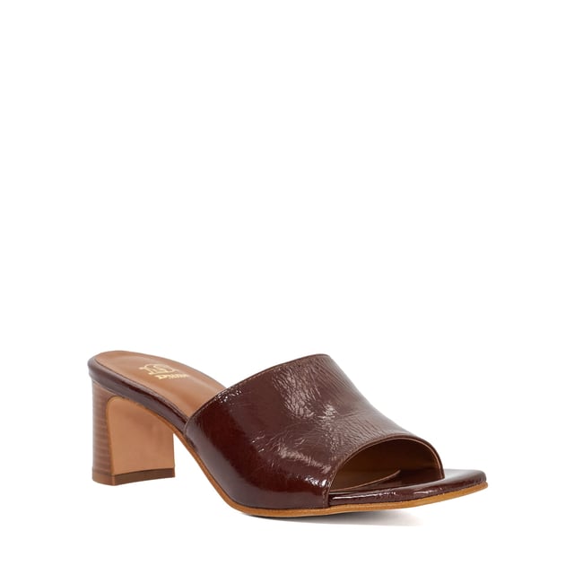 Slip on Jule, a pair of minimalist yet striking mules made from premium fabrics and set on a mid heel. The perfect finishing touch for any outfit, whether paired with jeans or dresses, they bring a bold retro-inspired edge to your look while keeping you comfortable all season long.