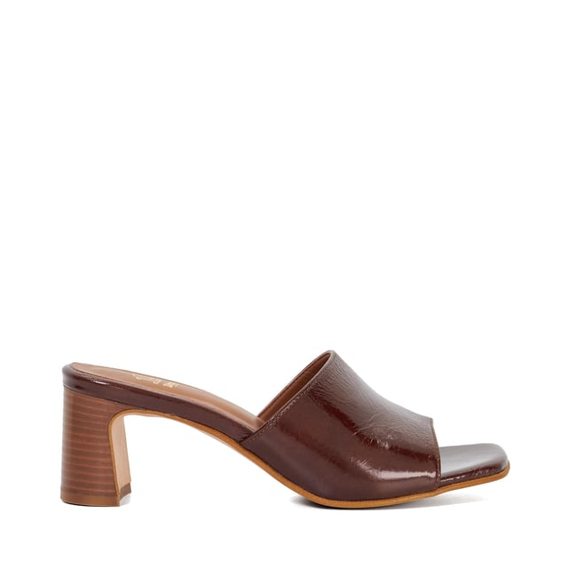 Slip on Jule, a pair of minimalist yet striking mules made from premium fabrics and set on a mid heel. The perfect finishing touch for any outfit, whether paired with jeans or dresses, they bring a bold retro-inspired edge to your look while keeping you comfortable all season long.