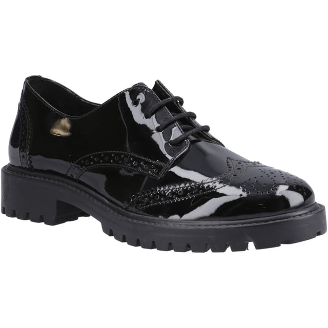 Zapatos Hush Puppies Betty negros para bebé, fabricados en piel y suela de goma. Presentan acabado charol, suela de goma con tacos, plantilla cómoda y horma estándar.