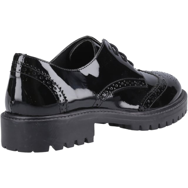 Zapatos Hush Puppies Betty negros para bebé, fabricados en piel y suela de goma. Presentan acabado charol, suela de goma con tacos, plantilla cómoda y horma estándar.