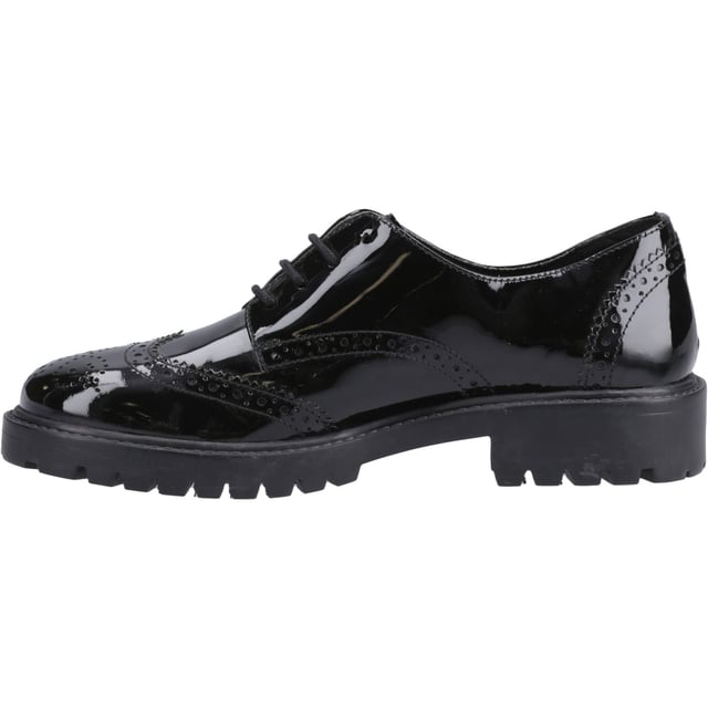 Zapatos Hush Puppies Betty negros para bebé, fabricados en piel y suela de goma. Presentan acabado charol, suela de goma con tacos, plantilla cómoda y horma estándar.