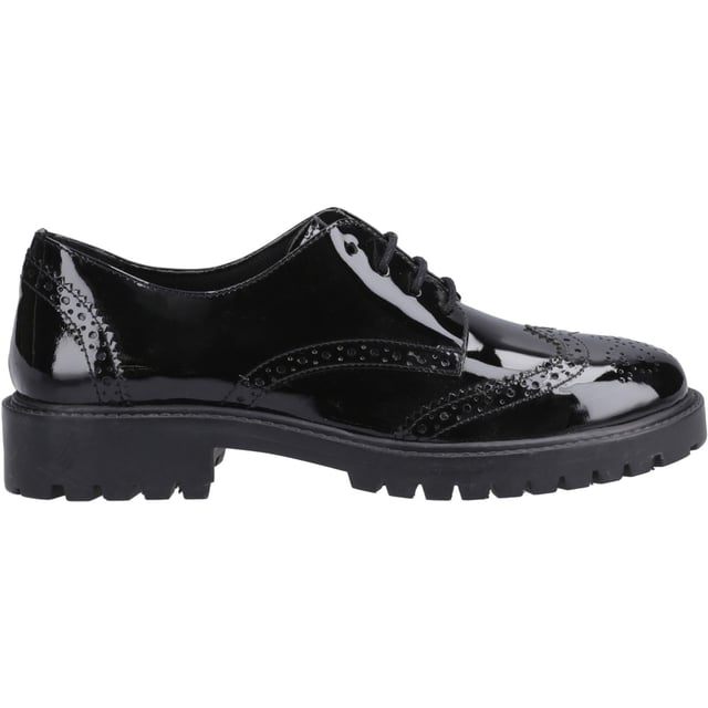 Zapatos Hush Puppies Betty negros para bebé, fabricados en piel y suela de goma. Presentan acabado charol, suela de goma con tacos, plantilla cómoda y horma estándar.