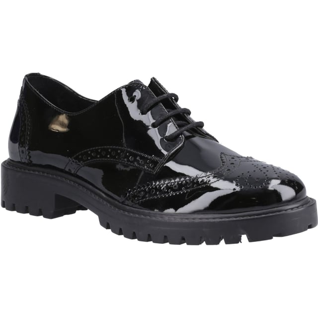 Zapatos Hush Puppies Betty negros para niña, fabricados en cuero y suela de goma. Presentan acabado charol, suela de goma con tacos, plantilla cómoda y horma estándar.