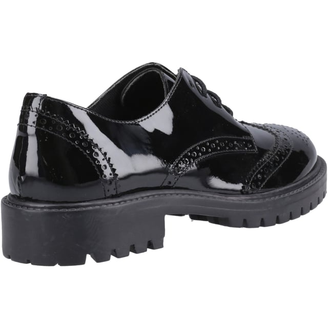 Zapatos Hush Puppies Betty negros para niña, fabricados en cuero y suela de goma. Presentan acabado charol, suela de goma con tacos, plantilla cómoda y horma estándar.