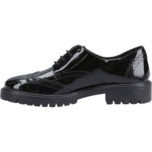 Zapatos Hush Puppies Betty negros para niña, fabricados en cuero y suela de goma. Presentan acabado charol, suela de goma con tacos, plantilla cómoda y horma estándar.