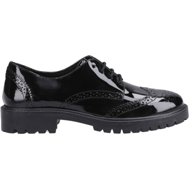 Zapatos Hush Puppies Betty negros para niña, fabricados en cuero y suela de goma. Presentan acabado charol, suela de goma con tacos, plantilla cómoda y horma estándar.