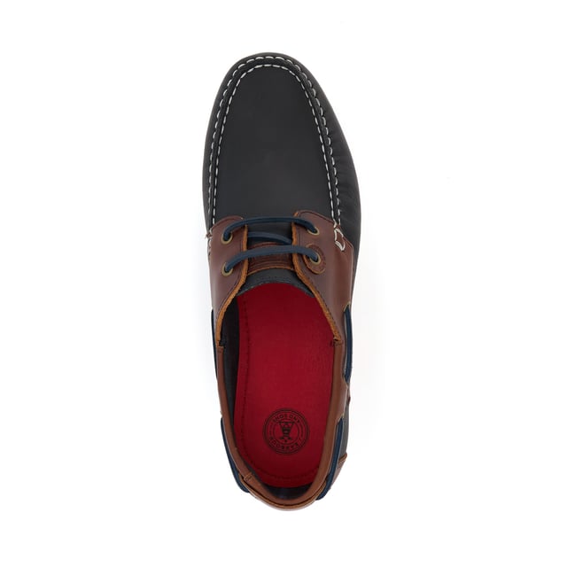 The Men's Barbour Wake is a classic style boat shoe, with contrast thread detailing, two eyelets and quintessential lace detailing. Crafted from the finest material and promising endless comfort, this timeless silhouette is finished with subtle Barbour branding that enhances the style. Set on a contrasting sole, they pair perfectly with rolled-up chinos and chambray shirts.