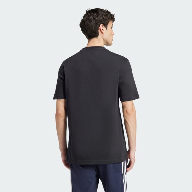 This adidas tee lets you rep your play everywhere you go. It features a rubber screenprint graphic and a stitched-down woven sign-off label. The pure cotton build is perfect paired with joggers for a casual coffee meetup or distressed jeans for a night out.  - Regular fit - Ribbed crewneck - 100% cotton  Shipped by adidas