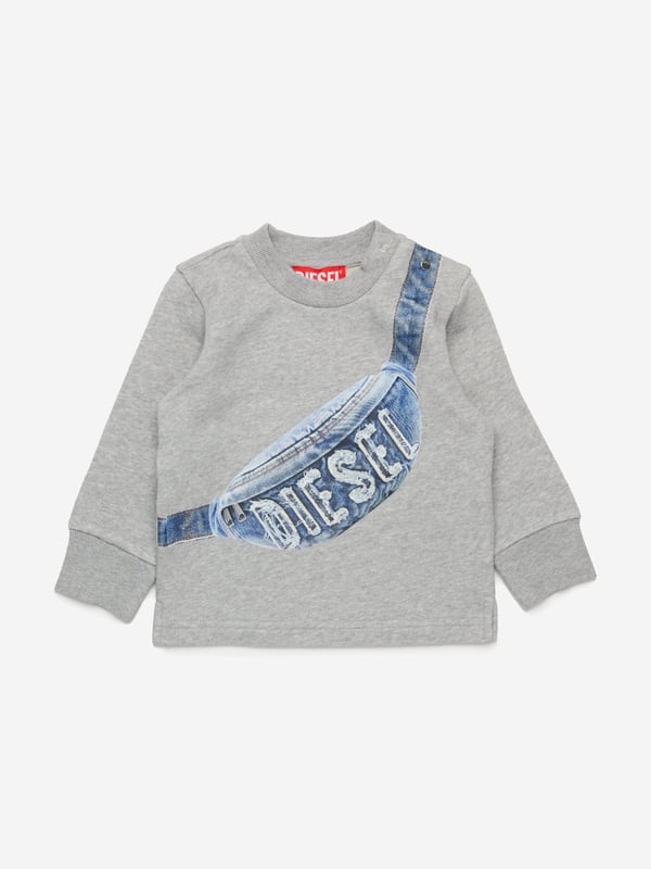 Introducing Diesel's Baby Boys Crossbody Bag Print Sweatshirt in Grey a chic staple for SS2025, crafted to elevate your little one's style and comfort. Highlights include Distinctive Crossbody Bag Design Fashion-forward and unique, catching every eye. Premium Comfort Luxuriously soft fabric ensures comfort for day-long wear. Versatile Grey Shade Matches effortlessly with any outfit. Perfect for any Occasion Ideal for playdates or family outings.Revitalise his wardrobe with this stylish and cozy addition!