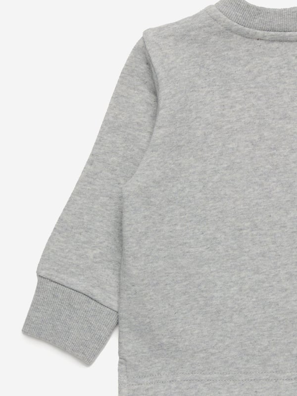 Introducing Diesel's Baby Boys Crossbody Bag Print Sweatshirt in Grey a chic staple for SS2025, crafted to elevate your little one's style and comfort. Highlights include Distinctive Crossbody Bag Design Fashion-forward and unique, catching every eye. Premium Comfort Luxuriously soft fabric ensures comfort for day-long wear. Versatile Grey Shade Matches effortlessly with any outfit. Perfect for any Occasion Ideal for playdates or family outings.Revitalise his wardrobe with this stylish and cozy addition!