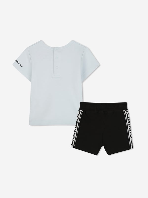 Elevate your little one's wardrobe with the Marc Jacobs Baby Boys T-Shirt and Shorts Set in Blue. Meticulously crafted for SS2025, this ensemble harmoniously combines luxury with adorable charm. Key features include Exquisite Design Tailored for comfort and style, perfect for your young gentleman. Signature Blue Hue A vibrant, chic shade that stands out with sophistication. Premium Fabric Ensures maximum comfort and durability for playful days. Indulge in refined elegance for your infant with this impeccable Marc Jacobs set.